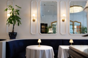 Atmosphere at Les Trois Chevaux.