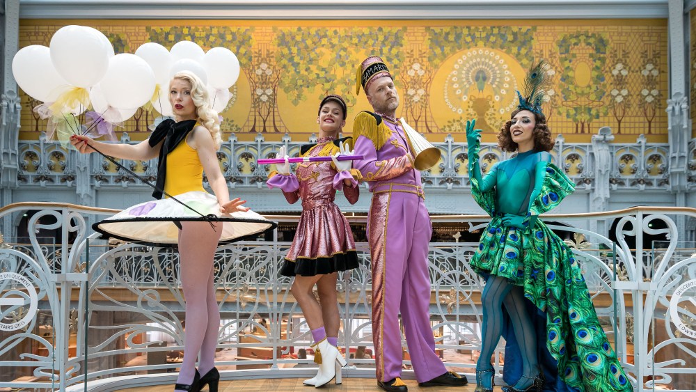 Characters embodying La Samaritaine
