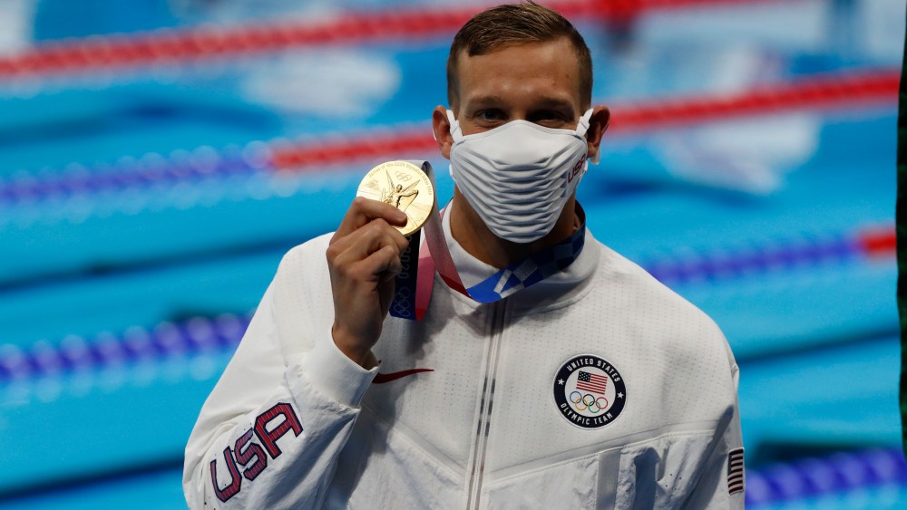 August 1, 2021, Tokyo, Kanto, Japan: Caeleb Dressel (USA) holds up his gold medal after winning the men's 50m freestyle final during the Tokyo 2020 Olympic Summer Games at Tokyo Aquatics Centre. (Credit Image: © David McIntyre/ZUMA Press Wire) (Cal Sport Media via AP Images)