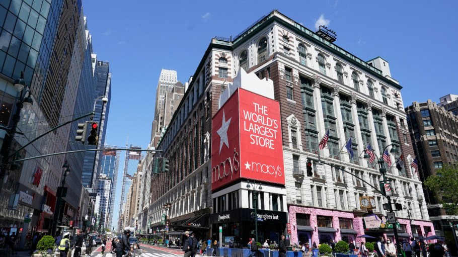 Amazon wants to advertise on the billboard above Macy's iconic Herald Square flagship store in New York City.