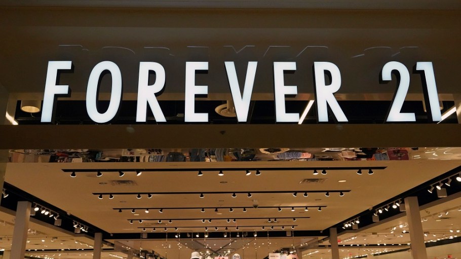 Burberry named Jonathan Akeroyd CEO after Akeroyd said he was stepping down as Versace CEO; Forever 21 and CEO Daniel Kulle parted ways.