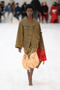 Loewe RTW Spring 2022
