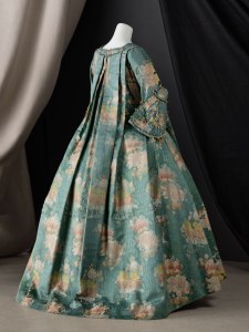 Robe à la française 1730-1740.