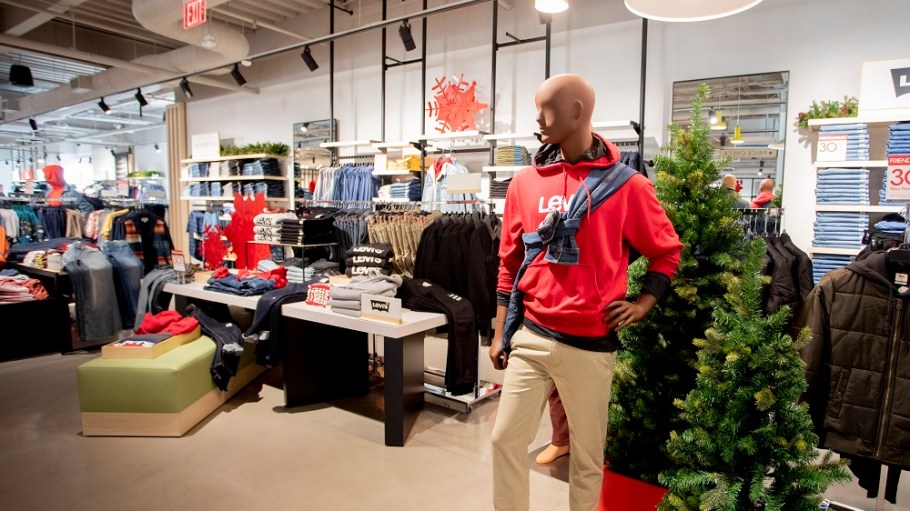 Retail apparel prices were flat in October, potentially the result of pre-holiday promotional pressures balancing out high materials costs.