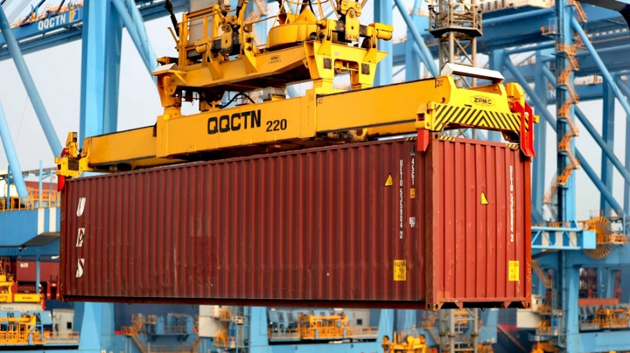 As retailers rushed to get goods in for the holiday push, U.S. apparel imports surged 25.2 percent to $2.51 billion SME in November.