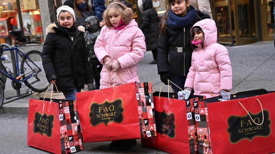 Retail spending on clothing and footwear, and home goods, fell 6.2 percent to $472.6 billion and $476.48 billion, respectively, last month.