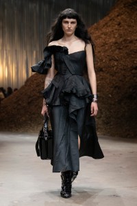 Alexander McQueen RTW Fall 2022