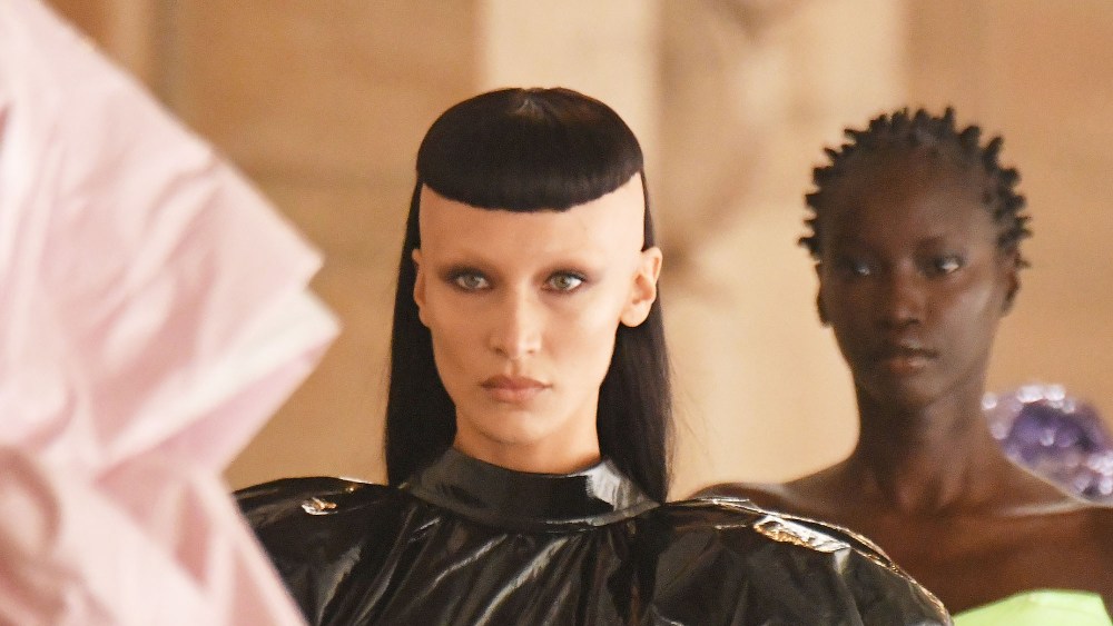 bella hadid hair, marc jacobs fall winter 2022 ready to wear runway, fashion week