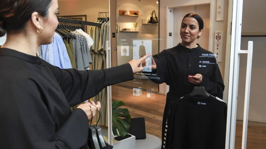 Cos' new smart mirrors enable virtual try-on and more.
