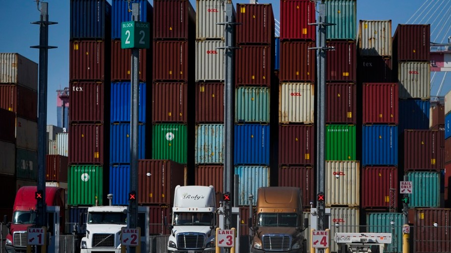 Container shipping company profits are likely to have another strong year in 2022 as freight rates remain high, a Fitch report said.
