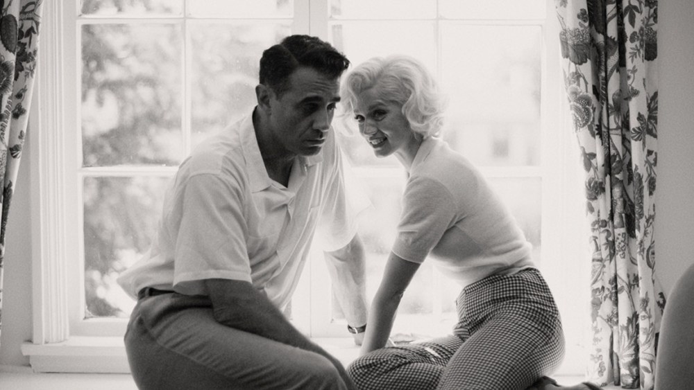 Blonde. L to R: Bobby Cannavale as The Ex-Athlete & Ana de Armas as Marilyn Monroe. Cr. Netflix © 2022