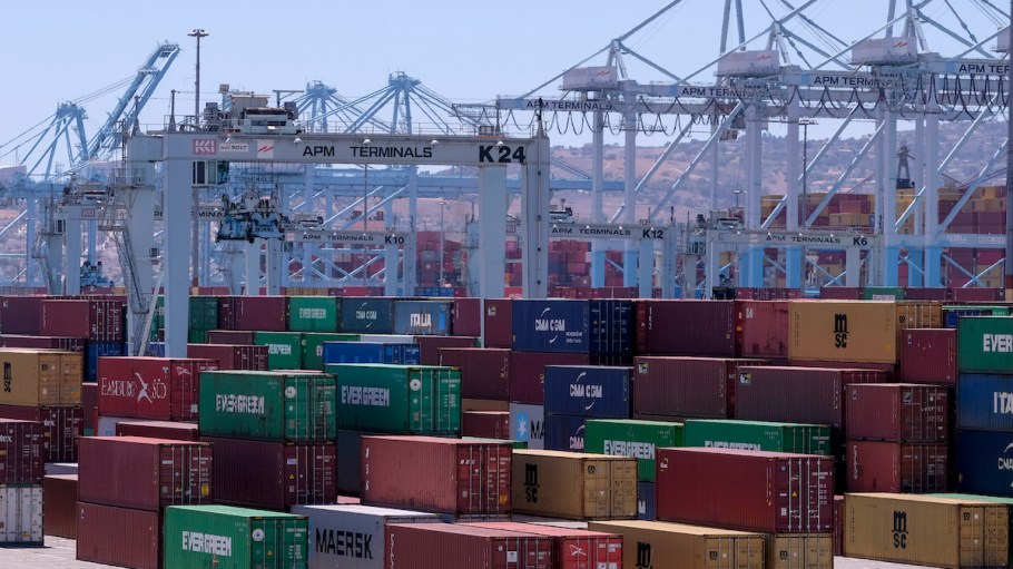 NRF calls for immediate contract extension for West Coast dockworkers