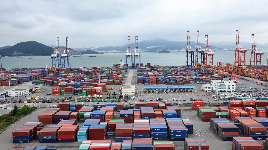 The oversupply of containers is contributing to second-hand container market prices plummeting, a new Container xChange report said.
