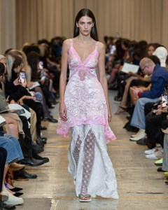 Burberry RTW Spring 2023