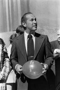 Designer Oscar de la Renta during the Fifth Avenue Fashion Fair, 1972.