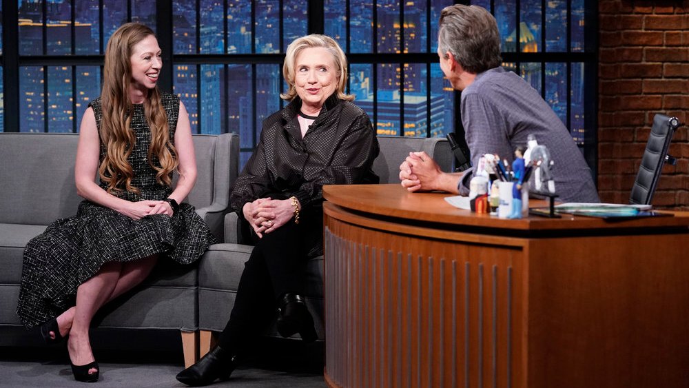 LATE NIGHT WITH SETH MEYERS -- Episode 1330 -- Pictured: (l-r) Chelsea Clinton and Hillary Clinton during an interview with host Seth Meyers on September 15, 2022 -- (Photo by: Lloyd Bishop/NBC)