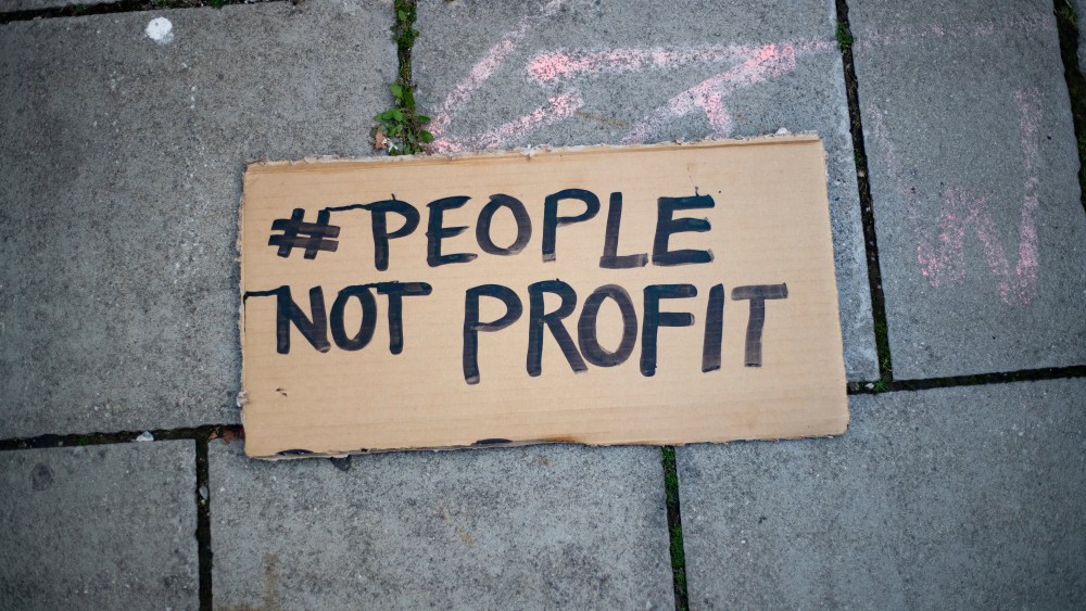 Schild auf dem Boden "Menschen, nicht Profit". Am 23.9.2022 versammelten sich in München bis zu 10.000 Menschen, um gemeinsam mit Fridays for Future auf dem Globalen Klimastreik für Klimagerechtigkeit, den Ausbau der dezentralen erneuerbaren Energien, kostengünstigen ÖPNV und für ein 100 Mrd. Euro Sondervermögen für gerechte Klimaschutzmaßnahmen und Krisenprävention zu demonstrieren. Das Motto des Großstreiks war wieder People not Profit. -- Sign on the floor "People, not profit". On September 23, 2022 up to 10,000 people gathered in Munich, Germany to protest together with Fridays for Future for climate justice, the extension of decentralized renewable energies, cheap public transport and a €100b special fund for just climate protection measures and crisis prevention. The motto of the global climate strike was People not Profit. (Photo by Alexander Pohl/Sipa USA)(Sipa via AP Images)