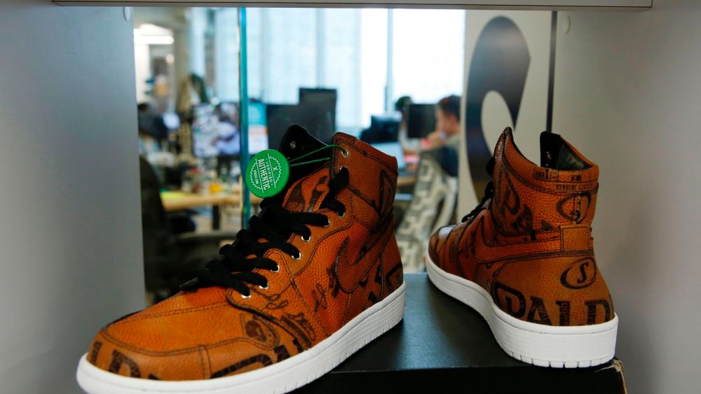 A pair of Air Jordan 1 Retro High shoes that have been authenticated by StockX.