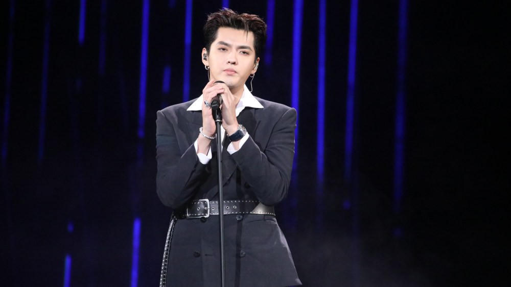 Kris Wu performs on the stage during the 2020 Tencent Video Star Awards.
