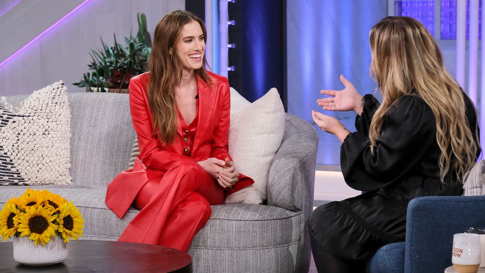 THE KELLY CLARKSON SHOW -- Episode J073 -- Pictured: (l-r) Allison Williams, Kelly Clarkson -- (Photo by: Trae Patton/NBCUniversal)