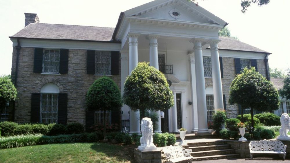 UNITED STATES - circa 1970:  Photo of Elvis PRESLEY and VENUES and GRACELAND; Elvis Presley's house, Graceland  (Photo by Mick Hutson/Redferns)