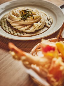 As a backdrop for the dishes imagined by chef Nobutaka Hayashi, this izakaya-style restaurant was designed by architect Alexandre Schrepfer et interior scenographer Chiaki Yatasui.