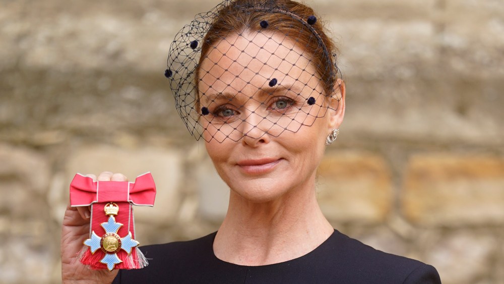 Stella McCartney collects her CBE honor from King Charles III on Feb. 7, 2023.