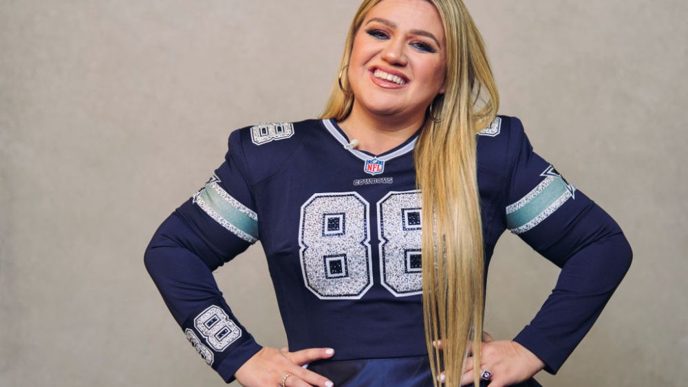 Kelly Clarkson posing during the NFL Honors Awards on Feb. 9 in Phoenix.