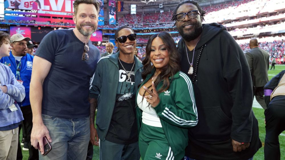 GLENDALE, ARIZONA - FEBRUARY 12:  (L-R) Joel McHale, Jessica Betts, Niecy Nash-Betts and Questlove attend Super Bowl LVII at State Farm Stadium on February 12, 2023 in Glendale, Arizona. (Photo by Kevin Mazur/Getty Images for Roc Nation)