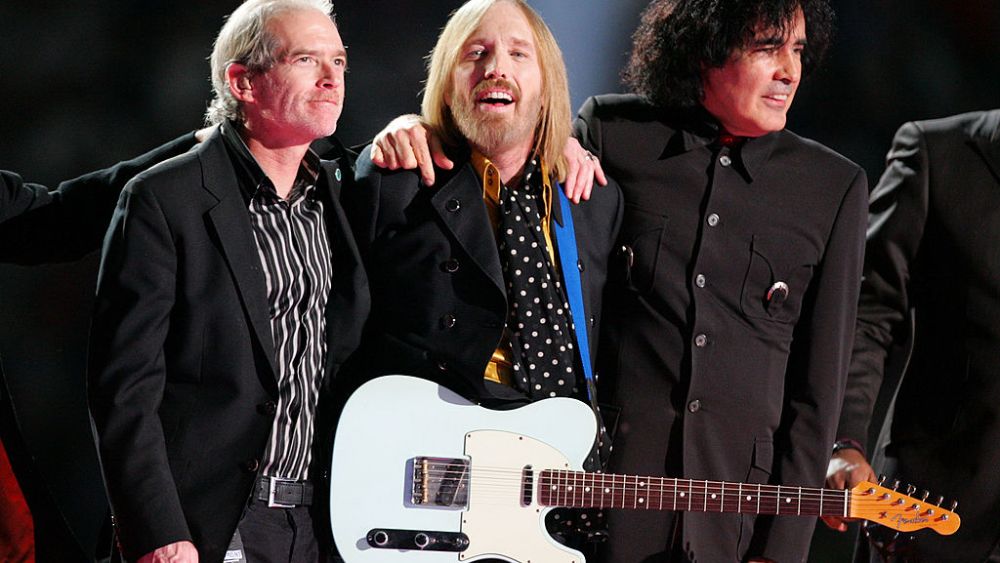 GLENDALE, AZ - FEBRUARY 03:  (L-R) Keyboardist Benmont Tench, singer/songwriter Tom Petty and guitarist Mike Campbell smile after perforiming at the Bridgestone halftime show during Super Bowl XLII between the New York Giants and the New England Patriots on February 3, 2008 at the University of Phoenix Stadium in Glendale, Arizona.  (Photo by Streeter Lecka/Getty Images)