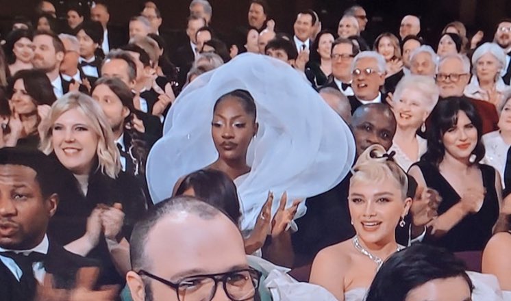 Tems goes viral with her white dress at Oscars 2023.