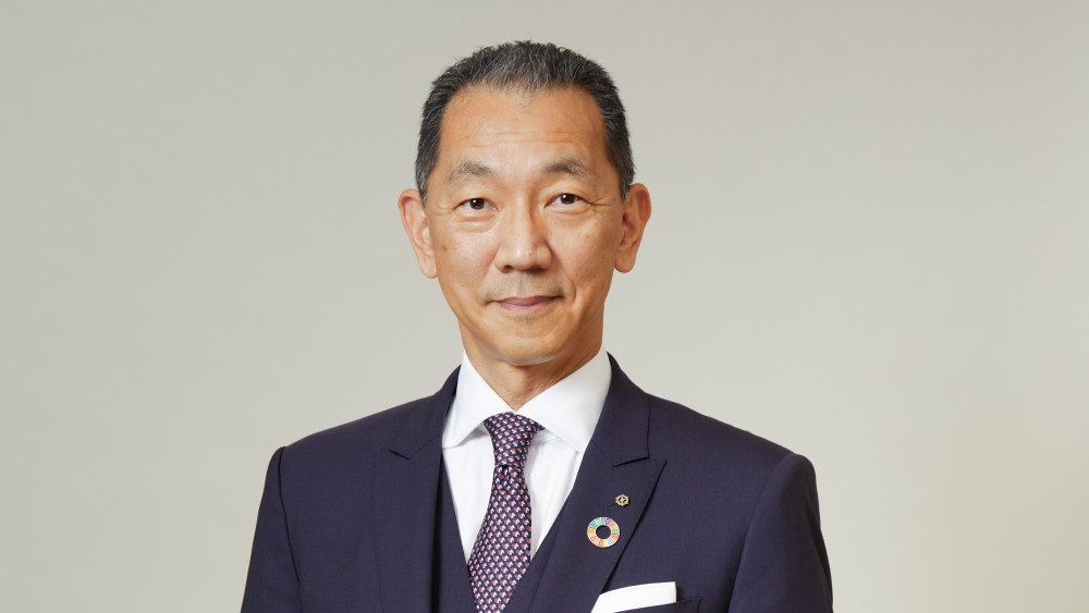 Sankyo Seiko chief executive officer and Leonard Paris president and managing director Akira Inoue