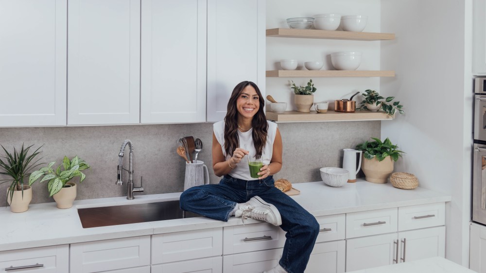 Alo Moves collaborates with Nicole Berrie for its first nutrition series.