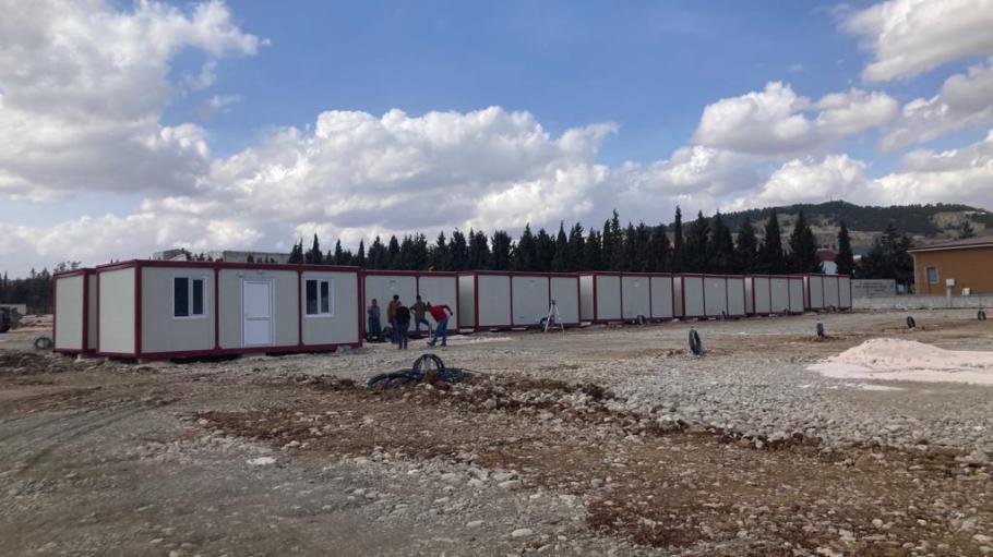 The Turkish Clothing Manufacturers’ Association started a pilot project in Adiyaman for 315 containers to make a container city and accommodation for those who work in the industrial zone.