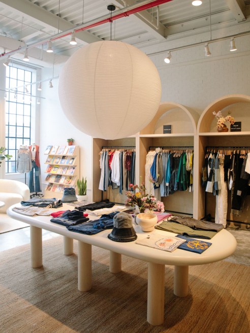Madewell launched last week The Vintage Edit by Madewell Forever popup, a curated selection of vintage vendors hand selected by Joyce Lee, Madewell’s head of design. 