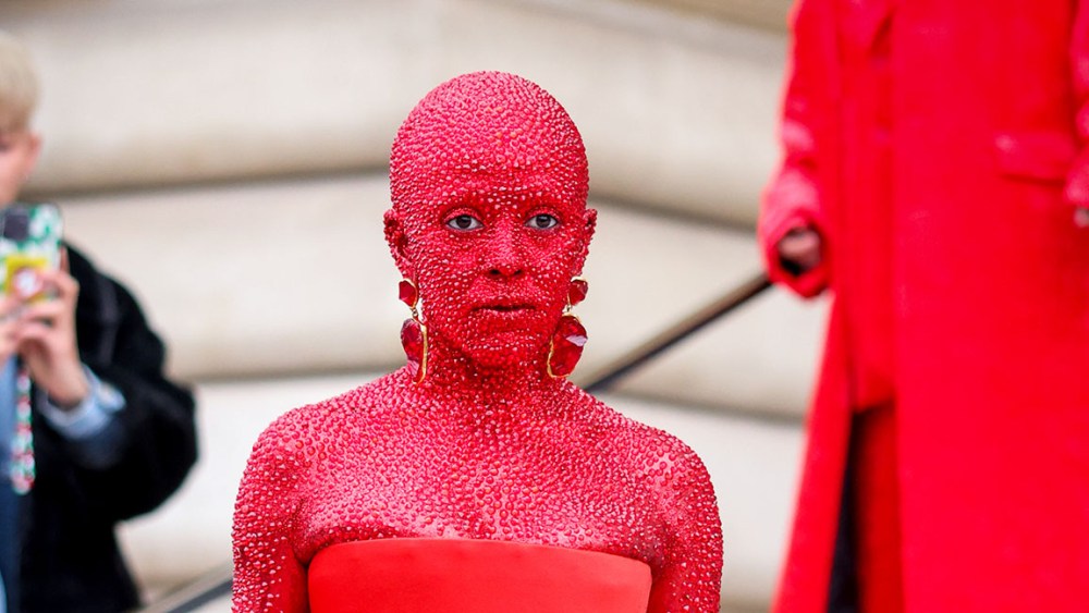 PARIS, FRANCE, Doja Cat red outfit, red makeup, viral, meme, is seen during the Paris Fashion Week - Haute Couture Sring Summer 2023 on January 23, 2023 in Paris, France. (Photo by Arnold Jerocki/Getty Images)