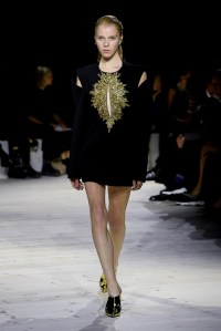 Model on the runway at Alexander McQueen Ready To Wear Spring 2024 held at Careau du Temple on September 30, 2023 in Paris, France.