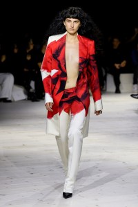 Model on the runway at Alexander McQueen Ready To Wear Spring 2024 held at Careau du Temple on September 30, 2023 in Paris, France.