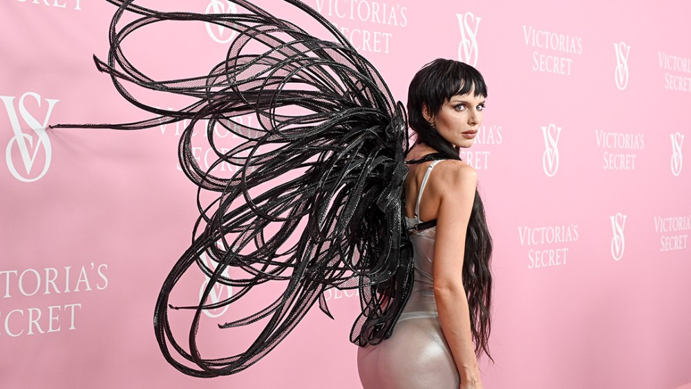 Julia Fox, Victoria's Secret, World Tour