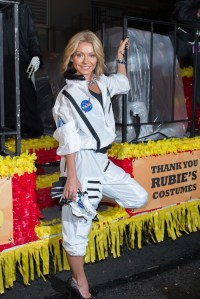 Kelly Ripa, Nasa, New York, Astronaut, Halloween Party, Celebrity Halloween Costumes, Halloween Costumes Inspiration, Halloween Costumes Ideas,