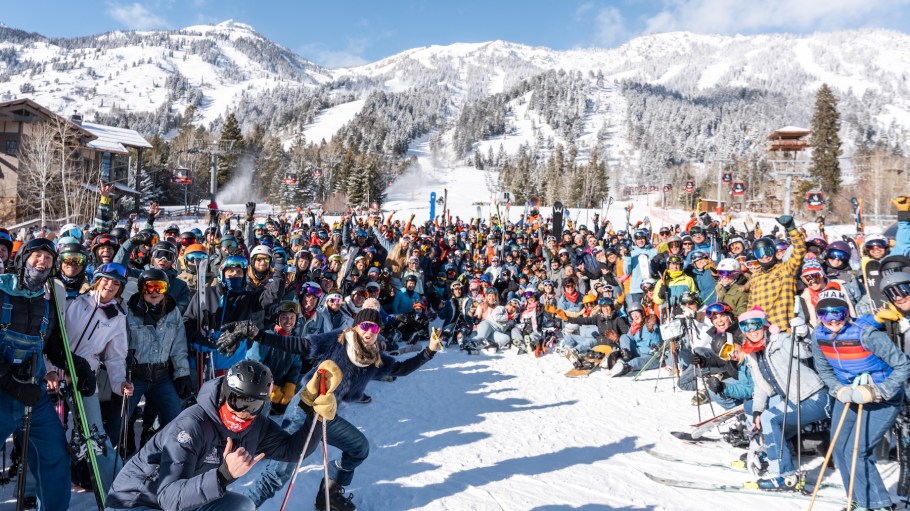 3,114 denim-clad guests hit the slopes for "Ski In Jeans Day."