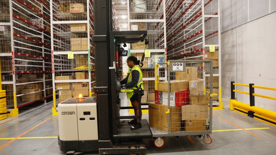 The one-megawatt proton exchange membrane electrolyzer is the first for Amazon and is producing low-carbon hydrogen to fuel more than 225 hydrogen fuel cell-powered forklift trucks at an Aurora, Col. fulfillment center.