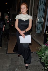 LONDON, ENGLAND - DECEMBER 01:  Sarah Ferguson leaving Claridge's hotel Mayfair on December 1, 2017 in London, England.  (Photo by GOR/GC Images)