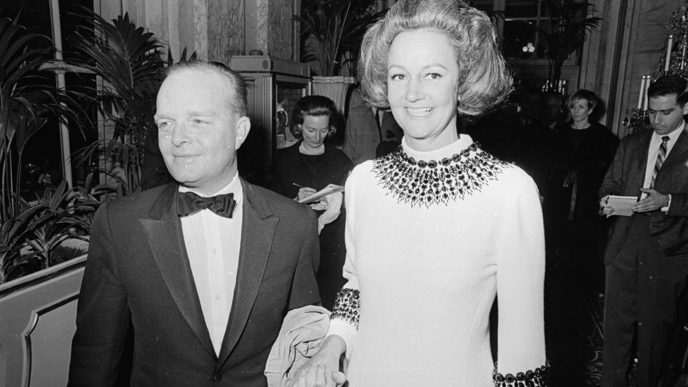 Kay Graham and Truman Capote arriving at the Black and White Ball, feud capote vs swans party, 1966