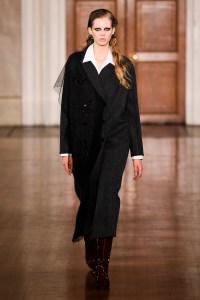 Huishan Zhang Fall 2024 ready-to-wear runway, fashion show & collection photos. Designed by Huishan Zhang at London Fashion Week, February 2024.