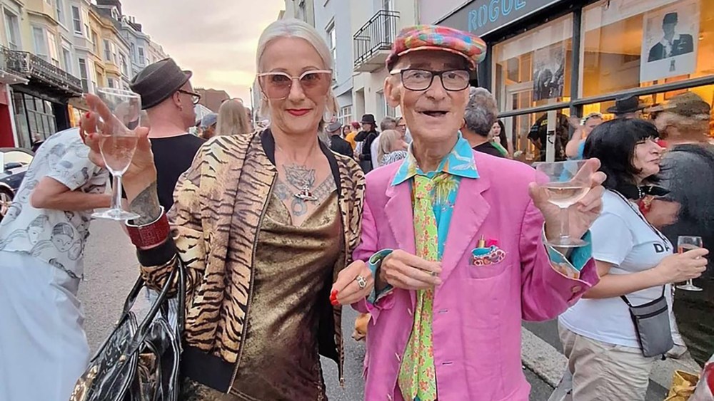 Stephen Linard with friend Lesley Edgar at the opening of his exhibition at Rogue Gallery in 2023.