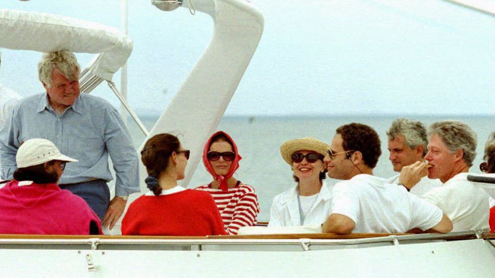 U.S. President Bill Clinton (far right), First Lady Hillary (right center), Sen. Edward Kennedy (left) and Jacqueline Kennedy Onassis (left center) with other family members before leaving on a private boat in Menesha Harbor for a cruise 24 August 1993. The Clinton's are vacationing on Martha`s Vineyard. (Photo by J. DAVID AKE / AFP) (Photo by J. DAVID AKE/AFP via Getty Images)