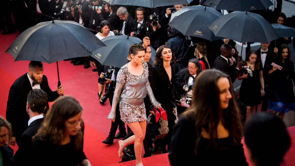 CANNES, FRANCE - MAY 14:  Kristen Stewart walks with bare feet at the screening of 'BlacKkKlansman' during the 71st annual Cannes Film Festival at Palais des Festivals on May 14, 2018 in Cannes, France.  (Photo by Tristan Fewings/Getty Images)