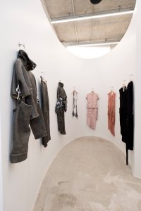 A niche with magnetic walls for temporary installations displays looks from Indépendantes De Coeur.