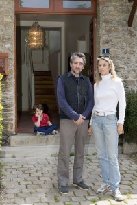 Benjamin Eymère and Victoire de Pourtalès with their sone Théodore in front of Hemphouse